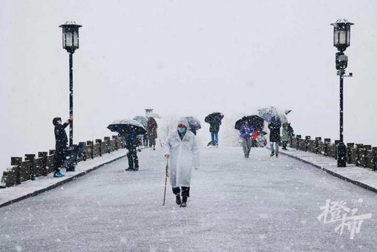 杭州下大雪了 记者拍到了绝美的断桥残雪