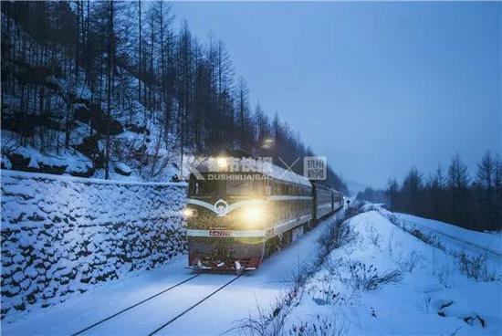 2016年初,慢慢悠悠的火车行驶在林碧铁路被积雪覆盖的铁轨上。目前该列车已改为轨道车牵引隔日运行。