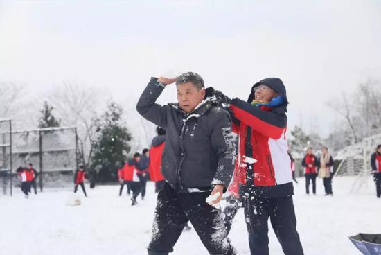 阿潘和学生一起打雪仗
