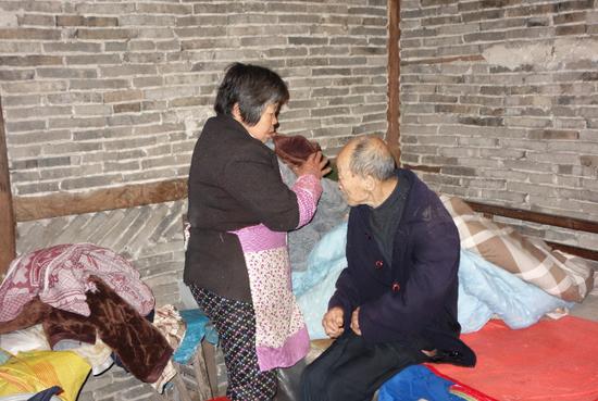 张阿公卧床已有5年多时间,生活起居全由弟媳徐阿婆照顾。陈忠 摄
