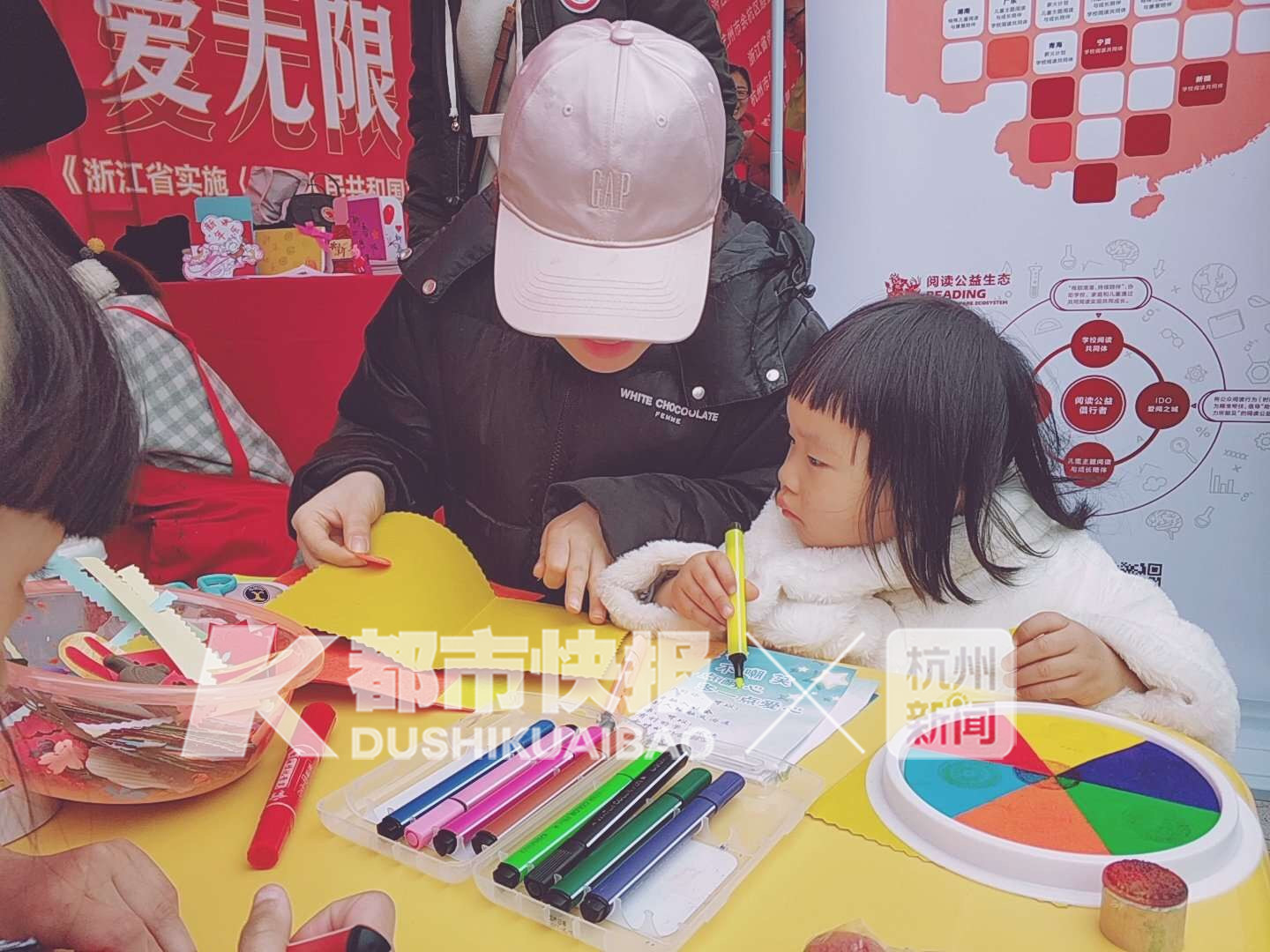 ▲制作新年贺卡(摄影/潘运)