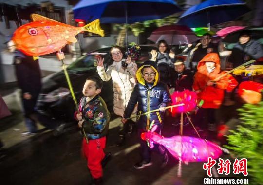 市民们冒雨参加花灯游街,热情不减 王敏智 摄