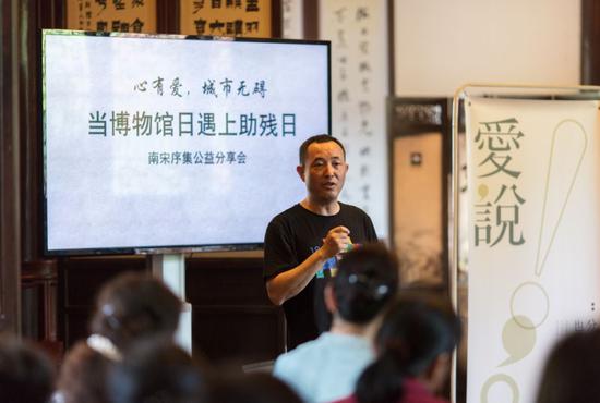 ▲都市快报社副总编辑姜贤正主持分享会
