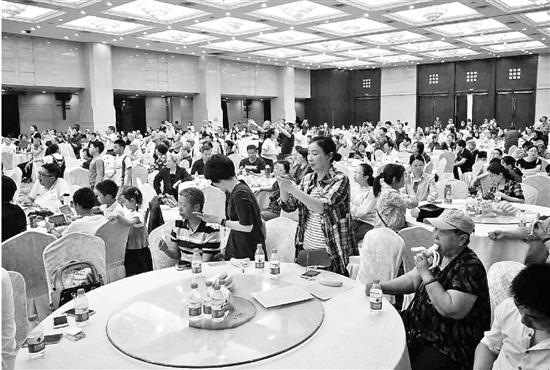 兰桂花园小区业委会在省人民大会堂宴会厅摆56桌,宴请业主。