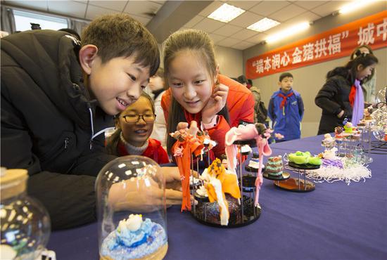 图为展示的萌猪作品 陈云松 摄
