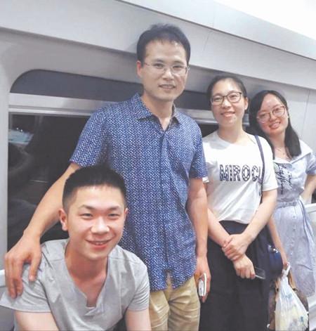 左一为乘客,左二至左四为三名热心医生