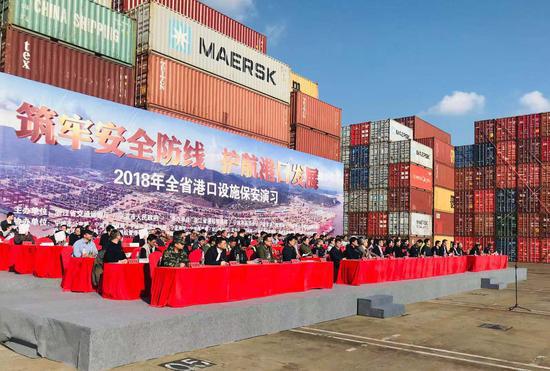 主演习场地观看席。 张斌 摄