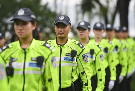 图为:杭州西湖景区交警集结。王刚 摄