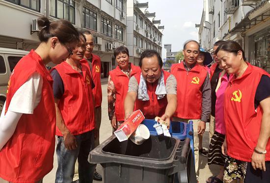 　　上岸渔民“组团下水”捞垃圾 姚海翔 摄