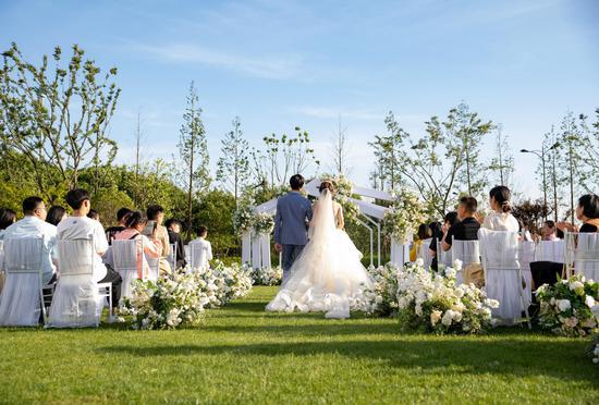 新人在乌镇景区伊甸园铂金酒店举办草坪婚礼 乌镇景区供图