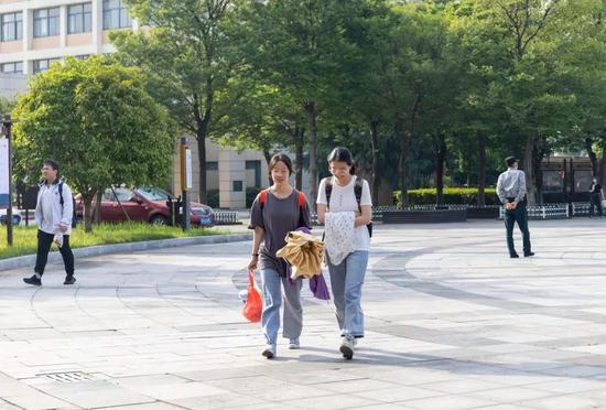 两位考生满面笑容进入考场,以良好心态参加考试