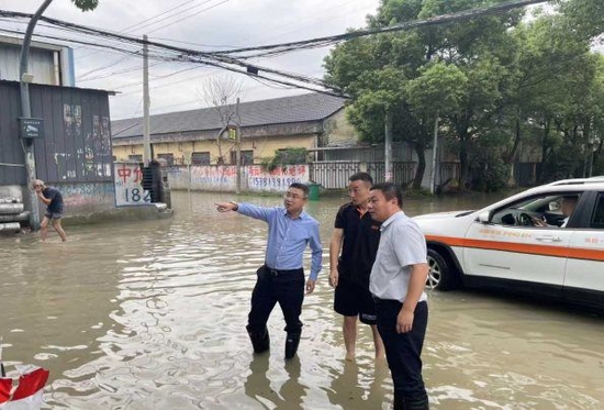 （平安产险宁波分公司党委书记、总经理刘胜亲自前往余姚梁辉扶贫开发区查看灾情）