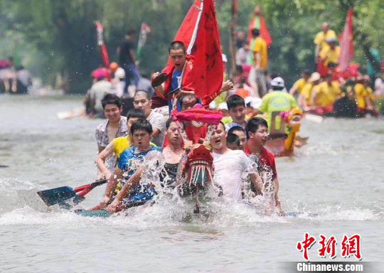 130余条龙舟竞渡闹端午。 张闻涛 摄