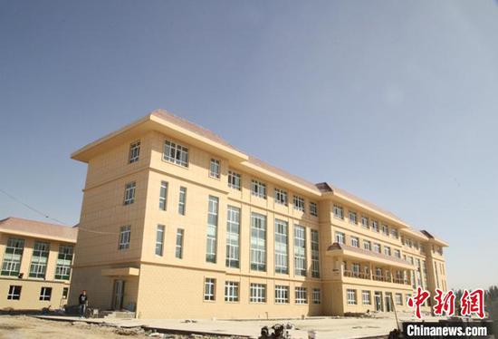 浙江省台州市投入援疆资金建设新疆兵团第一师十三团红桥中学教学楼建设项目。 赵丹丹 摄