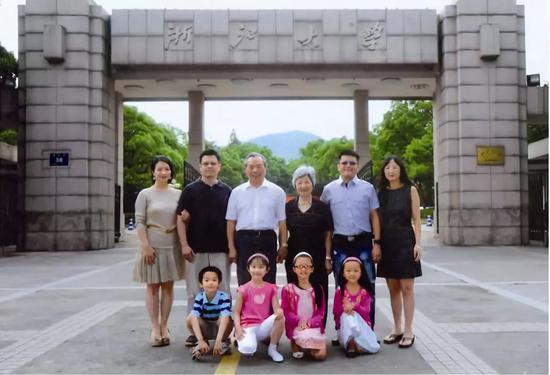 (2012年朱位秋一家在浙江大学校门口合影)
