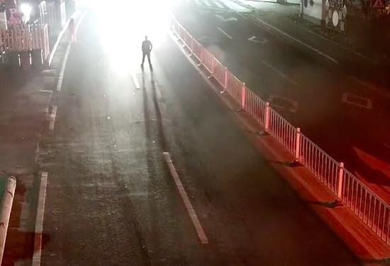 潘某最后被一辆面包车撞飞 金华公安提供
