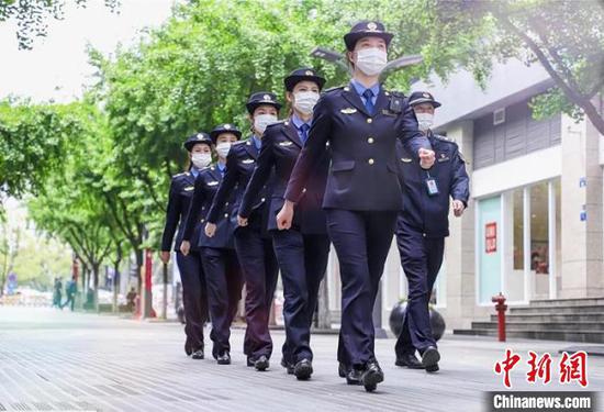 女子巡逻队飒爽英姿,吸睛十足。婺城宣传部提供