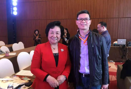 副理事长卢勤与曾晓青教授亲切合影
