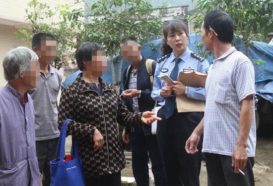 图为:丁秋美在广西谢健连老家了解情况。 平湖公安供图