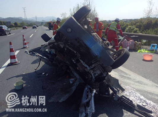 面包车高速爆胎侧翻