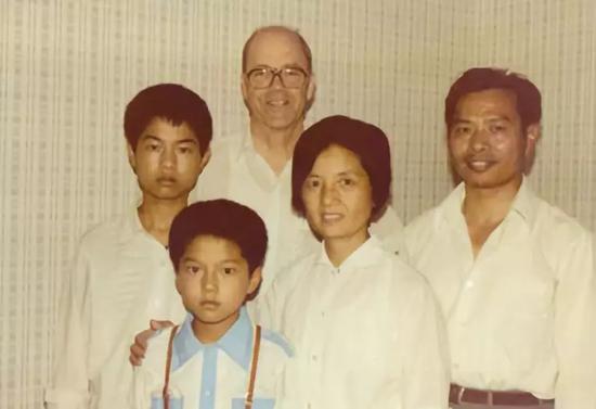 (1984年5月克兰德尔访问浙江大学时与朱位秋全家合影)