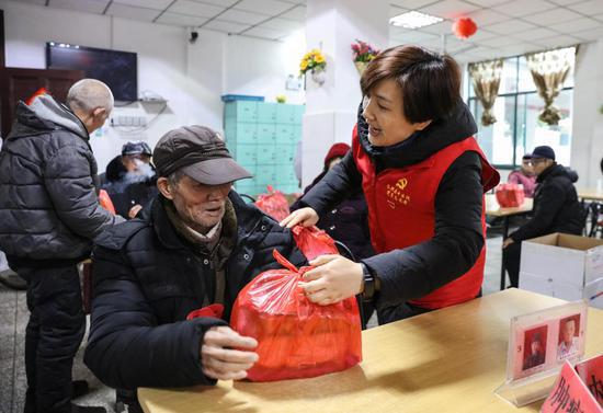 浙江长兴中医院为福利院义诊30年 李波 摄