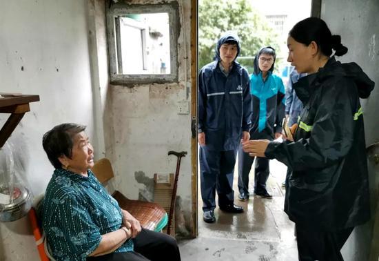 图为社工孙燕凤正在帮独居老人寻找亲人。 宁波大榭开发区供图