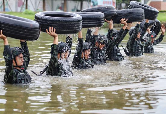 官兵在进行水上搜索射击训练。 武警宁波支队提供