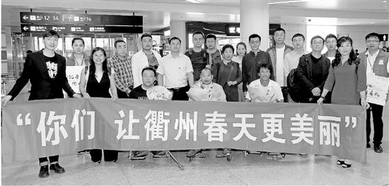 刘天林与工作人员在机场合影。