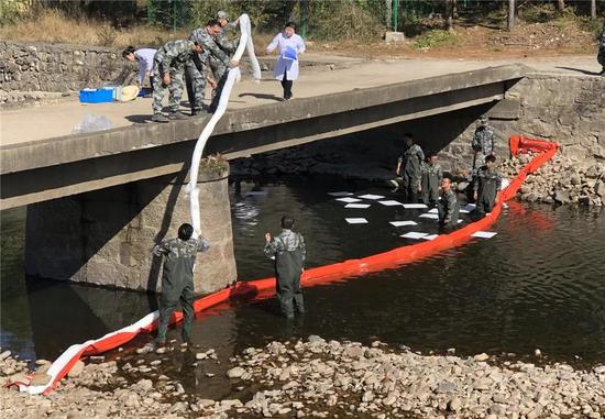 利用PVC围油栏在下游100米、200米设置阻隔