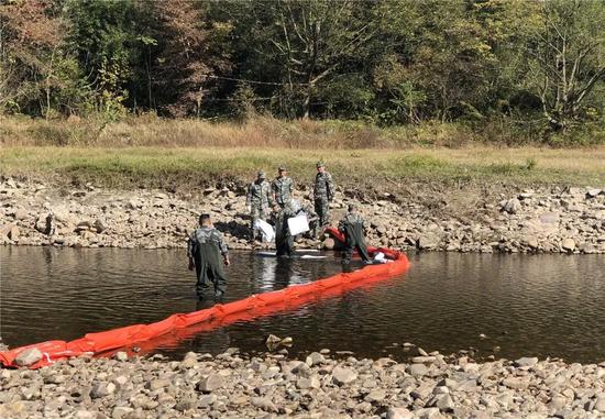 利用PVC围油栏在下游100米、200米设置阻隔