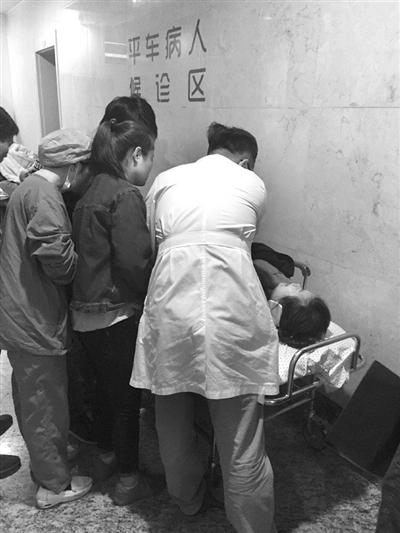 女孩送医后,在走廊里抢救。记者 董吕平 摄
