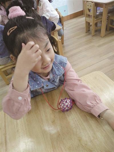 非非女儿参加撞蛋比赛