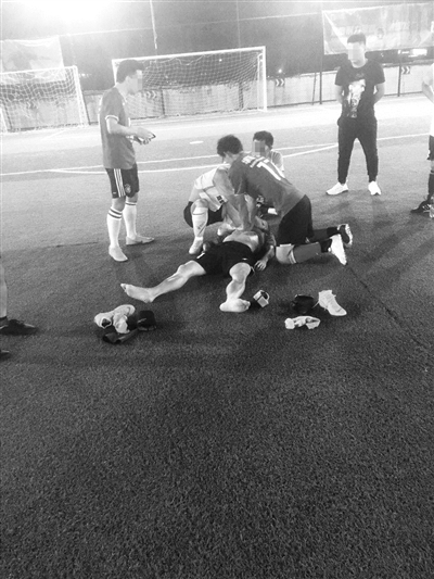 杭40岁球友踢球猝死 女儿写爸爸喜欢足球文章