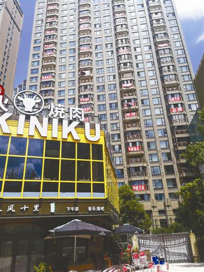 宁波1小区业主受油烟噪音困扰 门前轻奢广场成