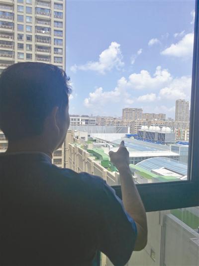 宁波1小区业主受油烟噪音困扰 门前轻奢广场成