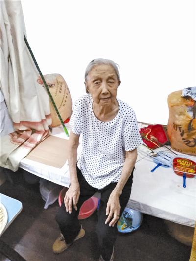 徐玉爱老人向记者讲述宁波沦陷时自己一家的悲苦生活。