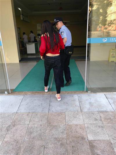 民警劝说女子不要冲动 通讯员供图