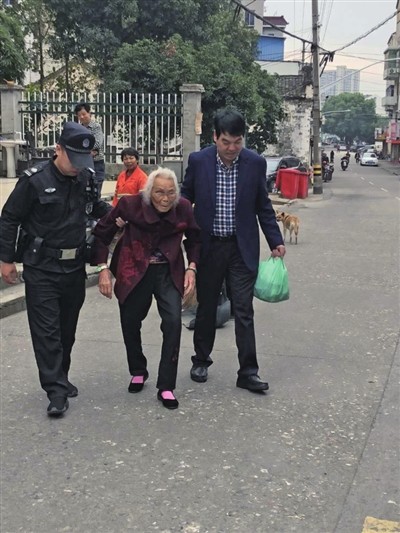郑先生和协警搀扶着老太太