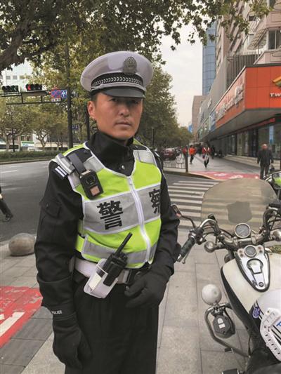 于警官说,外国人来到中国,也应该遵守中国法律。