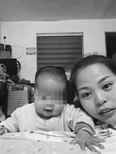 小怡和妈妈在一起。