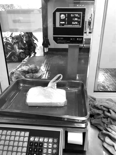 顾客在网上晒出的照片,公平秤上显示,切好的牛腱子带纸盒和塑料袋重量为0.17千克,一斤68元(一千克136元)。