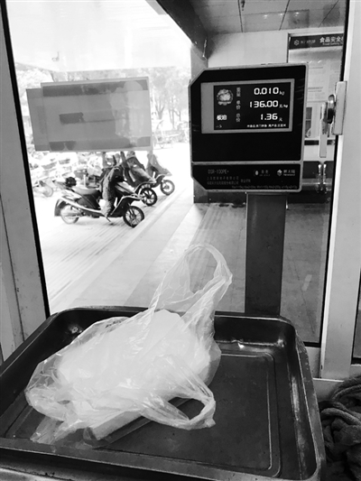 我从大姐店里拿了一个纸盒一个塑料袋,在公平秤上一称,空盒重0.01千克,按牛腱136元/千克算,盒子要1.36元。