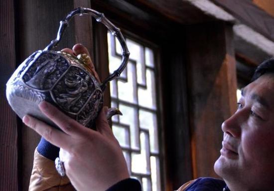 一件精美的作品出炉,这样一件作品至少敲打了40万锤。