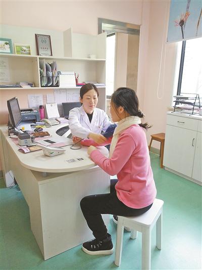 周丽丽科长为建小卡孕妇检查
