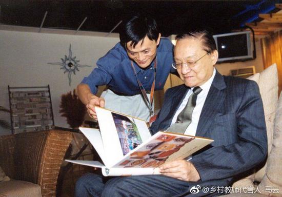 “是男人就应该看金庸的书。”