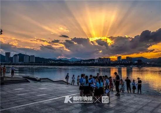 快拍小友“老有所学”摄