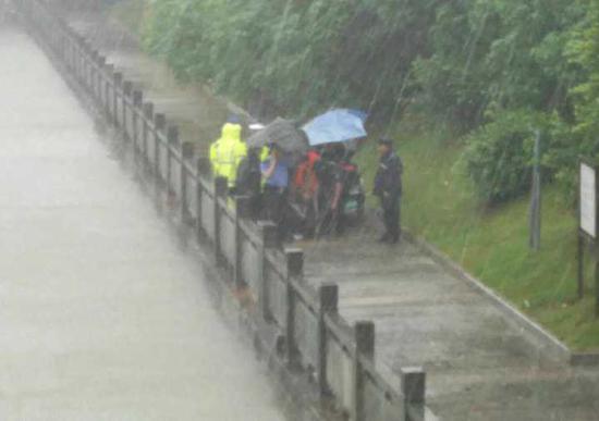 (图:温州南所民警雨中营救跳河女子。)