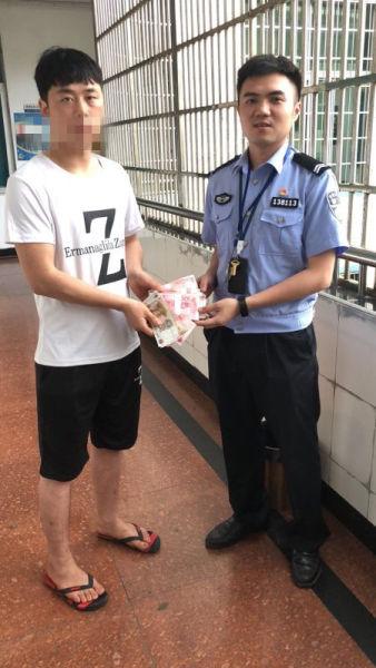 小陶从民警手中拿回被盗款 苍南警方提供