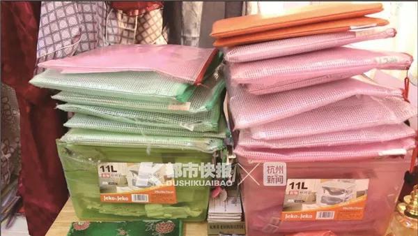 男女资料分别装在绿红文件袋中,满满两大框